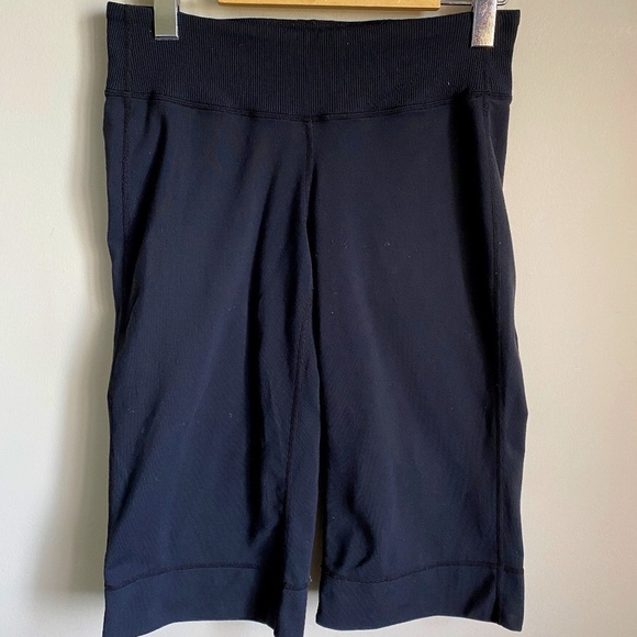 Lululemon Women's Black Capri Yoga Pant Leggings Size 4 - Picture 1 of 11